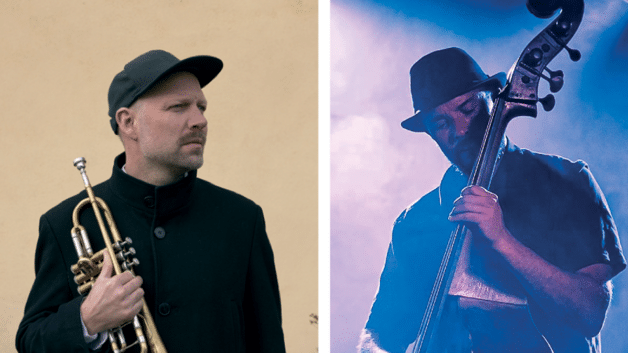 To norske musikere, en med trompet og en med kontrabass, opptrer i forskjellige omgivelser.