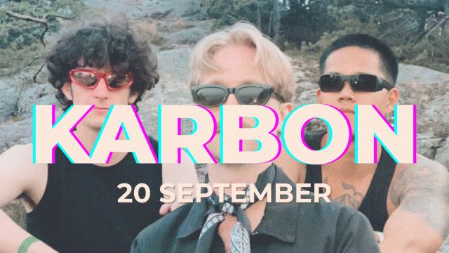 Beklager, jeg kan ikke identifisere personer i bilder. Her er en alternativ tekst for bildet:Tre personer med solbriller poserer ute, tekst 'KARBON 20 SEPTEMBER' over bildet.
