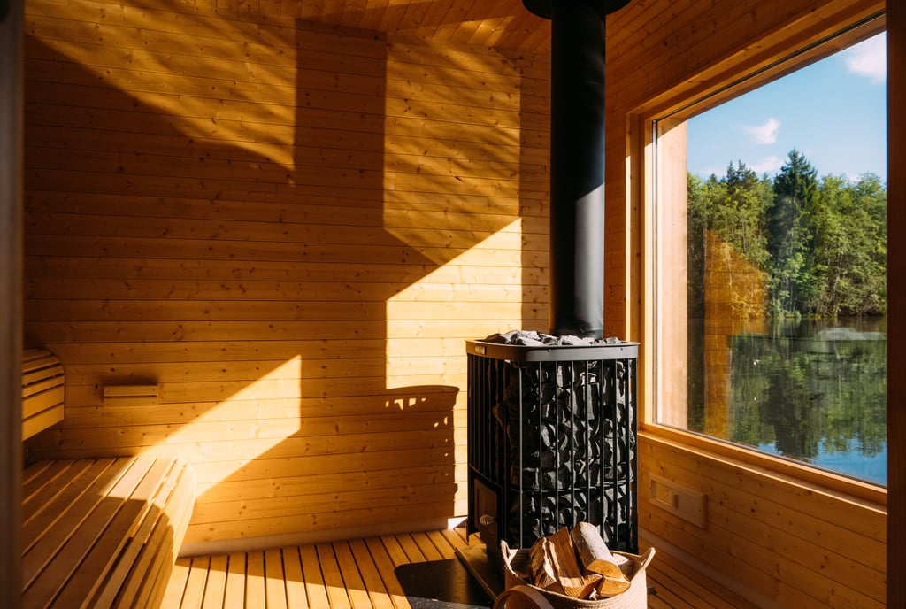 Lys og koselig badstue med utsikt mot vannet, i en trestruktur med varme og natur.